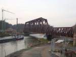 Die Eisenbahnbrcke in Haldensleben,rechts daneben wird zur Zeit die neue gebaut.Fotografiert am 26.12.2008