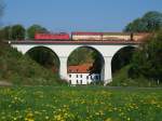 Ein Gterzug mit Wagen der Car Rail Logistics auf dem Viadukt an der Schurzelterstrasse in Aachen Laurensberg an einem schnen Morgen im April 2009.