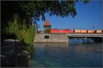 Kleiner Grenzverkehr mit 185 122 und CS 47087 auf der Rheinbrcke in Konstanz.