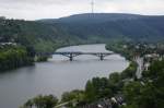 Ein Gterzug mit einer unbekannter Lok (vielleicht kann mir ja jemand weiterhelfen) berquert am 14.8.2011 die Glser Brcke in Koblenz in Richtung Trier.