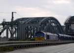 Hamburger Impressionen: eine Class 66-Lok von HHPI mit ihrem Granulatzug vor der Kulisse der Elbbrcken.