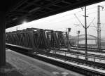 Blick vom Hamburger S-Bahnhof Veddel Richtung Spreehafen - in Schwarz-Wei, weil es so gut zu diesem Wintermorgen passt.