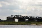 Am 10.9.2008 wagt sich der Fotograf,  der eben die mchtige Elde - Schleuse in Dmitz durchfahren hat, mit einem kleinen Paddelboot auf die Elbe.