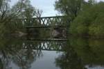 Die erneuerte Brcke der Unstrutbahn von Naumburg nach Nebra am 29.04.12 gegen  15:04 Uhr von der hier eher trge flieenden Saale   aus dem Boot aufgenommen.