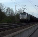 fast im letzten braucbaren Kameralicht berquert die silbergraue 37032 die Saalebrcke  in der Nhe Naumburg  Henne mit einem Kesselwagenzug  29.04.2012 gegen 18:07 Uhr (Standort des Fotografen