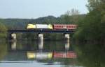 Hier, kurz vor dem Oeblitz - Wehr fliet die Saale gemchlich, whrendessen auf der  Saalebahn am 30.04.2012 eine RB aus Eisenach mit einer Dispolock gegen 10:13 Uhr  auf dem Wege nach Halle (Saale)