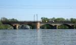 Gegen 11:36 Uhr durchfhrt ein Schiff der Reederei Riedel die Saalebrck bei  Wrmlitz, 2 Minuten spter htte die S Bahn die Brcke berquert.