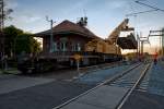 Rckbau des letzten Brckensegments der alten Anklamer Eisenbahnbrcke. Zum Einsatz kam ein Schienenkran der Hering - Bau & Co KG. - 30.05.2012
