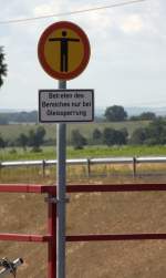 Whrendessen man das Gleis Richtung Riesa der Neubaustrecke Hhe Nnchritz von einem Feldweg ohne Zaun oder Verbotsschild locker berschreiten knnte,warnt ein Schild Bedienstete, den Bereich zwischen