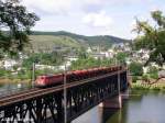 Eine Lok der Baureihe 140 berquert die Bullayer Moselbrcke mit einem kurzen Gterzug in Richtung Trier.