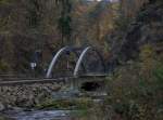 Die nach dem Hochwasser 2002 neu erbaute Stahlbogenbrcke ber die Rote Weieritz am 03.11.2012 gegen 13:05 Uhr  aufgenommen.