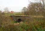 9.11.2008 Eisenbahnbrcke der Wriezener Bahn, nahe des Einfahrsignals Wriezen von Norden.