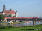 S-Bahn nach Schna berquert in Meissen die Elbe, im Hintergrund der Meiner Dom - 17.08.2006  