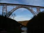 Die Mngstener Brcke ber das Wuppertal zwischen Solingen und Remscheid.
Die 1897 erffnete sthlerne Bogenbrcke ist mit 107 Metern Hhe die hchste Eisenbahnbrcke Deutschlands.

06.03.2013 Solingen-Mngsten