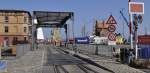 06.06.2013 Stralsund, Hafeninsel ; Blick auf die Zugbrcke (Bahn und Strae) ber den Querkanal, von der Seehafenseite 