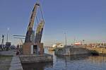 07.06.2013 Stralsund, Hafeninsel; die geffnete Zugbrcke (Bahn u.