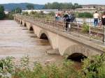 Ehemalige Eisenbahnbrcke Kaditzer Flutrinne der Industriebahn Radebeul - Kaditz; 09/2003 wurde sie abgerissen (Hochwasserschutzmanahme); Aufnahme vom 16.08.2002 - whrend Jahrhunderthochwasser,