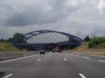 Eisenbahnbrcke bei Aschaffenburg die die A3 kreuzt am 30.07.13 aus dem Auto fotografiert