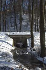 Eine kleine, sanierte Brcke ber den Lnitzbach , nahe beim Haltepunkt Friedewald.