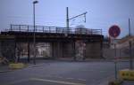 Blick auf die der Demontage  harrende Blechträgerbrücke in Dresden Pieschen, Östliche Gleise , Rehefelder Straße.