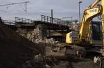 Der Bagger hat sein Werk getan, nun muß der Kran ran....Brücke in Dresden Pieschen kurz vor der endgültigen Demontage.21.02.2014  13:39 Uhr