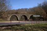 Eine typische Bruchsteinmauerwerk - Bogenbrücke der Strecke Riesa - Nossen  bei Leuben im Ketzerbachtal.