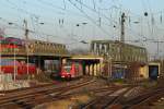 Obwohl zurzeit auf der Hohenzollernbrücke umfangreiche Gleisbauarbeiten stattfinden, herrscht am Bahnhof Köln-Deutz reger Zugverkehr, wie dieses Bild zeigt.