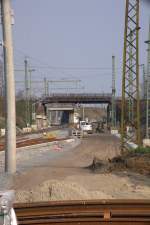 Ja , hier ist die Brücke  der Strecke Berlin-Dresden über die Stecke Leipzig-Dresden zu sehen, aber auch ein unverzeilicher Fehler des Fotografen (s.