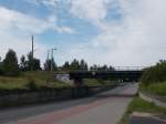 Die Bahnstrecke Stralsund-Berlin überquert die Schönwalder Landstraße in der Nähe von der Station Greifswald Süd.Aufnahme vom 10.August 2014.