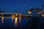 Abgerissene Lichtstreifen des ICs nach Stralsund auf der Anklamer Peene-Klappbrücke.