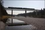 Im Gegenlicht -    die Großhesseloher Brücke im Süden von München.