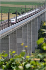 Viel Beton unter dem Zug -    Nachschuss auf einen ICE in Fahrtrichtung Stuttgart auf dem Enztalviadukt bei Vaihingen/Enz.