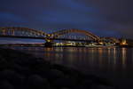 Die kleine Schwester der Hohenzollernbrücke bei Nacht.