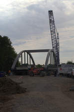 Sicher wird die neue Brücke über die Spree in den nächsten Stunden/Tagen durch den Kran in positioniert.