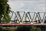 Stahlfachwerk -     Die Eisenbahnbrücke über den Rhein zwischen Straßburg und Kehl mit einem Regioshuttle-Zug der Ortenau-S-Bahn.