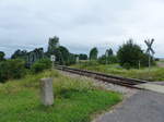 Die Eisenbahnbrücke über den Fluss Gera, am 27.07.2017 in Kühnhausen.