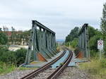 Die Eisenbahnbrücke über den Fluss Gera, am 27.07.2017 in Kühnhausen.