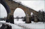 Soda-Viadukt und ein gut getarnter Zug im Schnee -    Das stillgelegte Primviadukt bei Rottweil mal in den Vordergrund geholt und den Zug nach hinten geschoben.