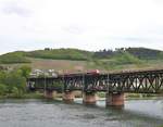 Eisenbahnbrücke Bullay (Moseltal) am 27.04.18 mit DB Regio 442 xxx von einen Gehweg aus fotografiert