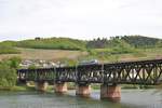 Eisenbahnbrücke Bullay (Moseltal) am 27.04.18 mit Rhenus Veniro Moselbahn Stadler Regio Shuttle (650 xxx) von einen Gehweg aus fotografiert