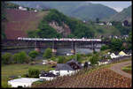 In Doppeleinheit kommen hier am 29.4.2018 um 10.06 Uhr der Süwex DB 429 und ein ET 23 der CFL über die Mosel Brücke in Bullay.