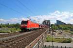 DB Cargo 185 054-4 am 03.05.19 auf der Deutschherrenbrücke in Frankfurt am Main von einen Steg aus fotografiert
