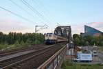 E10 1239 mit Sonderzug am 25.05.19 in Frankfurt am Main auf der Deutscherrnbrücke von einen Steg aus fotografiert