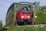 Am 02.05.2019 zieht 245 036 die Wagen des RE 3229, Aulendorf - Lindau, über die zwischen Langenargen und Kressbronn liegende Argenbrücke, die im Zuge der Elektrifizierung durch eine neue Brücke