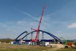 18.04.2013, Im Zuge der Neubaustrecke Erfurt - Ebensfeld (VDE 8.1) werden im Lkr. Lichtenfels Brücken über den Main und die Flutmulde errichtet. Auf die neue Mainbrücke in Wiesen wurden heute die Bogensegmente aufgesetzt.