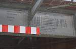 Eisenbahnbrücke am Bf Wilthen von unten - Zuwegung zur Bahnsteiganlage vom Ort aus - Aufnahme vom 17.02.2021 - DR IwBK steht für Instandhaltungswerk für Brücken und Kunstbauten