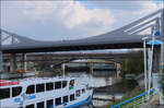 Drei Brücken für den Schienenverkehr -    Vorne die noch in Bau befindliche neu Bahnbrücke über den Neckar für das Projekt Stuttgart 21.