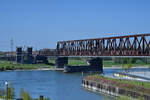 Im Bild die Hochfelder Eisenbahnbrücke in Duisburg, welche gerade von einem Güterzug (gezogen von 145 034-5 & 145 009-7) befahren wird.