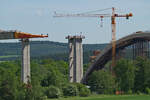 Im Mai 2009 (17.05.2009) war die gewaltige Ilmtalbrücke im Zuge der NBS Erfurt - Nürnberg noch im Bau, die darunter befindliche B88 hatte noch ihre alte Straßenführung. Heute braucht man für die 1681 Meter mit dem ICE nur wenige Sekunden, viele werden das gar nicht bemerken, dass sie gerade die längste Bahnbrücke Thüringens überqueren. 