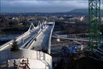 Blick von oben -    auf die neue Eisenbahnbrücke über den Neckar in Stuttgart-Bad Cannstatt.